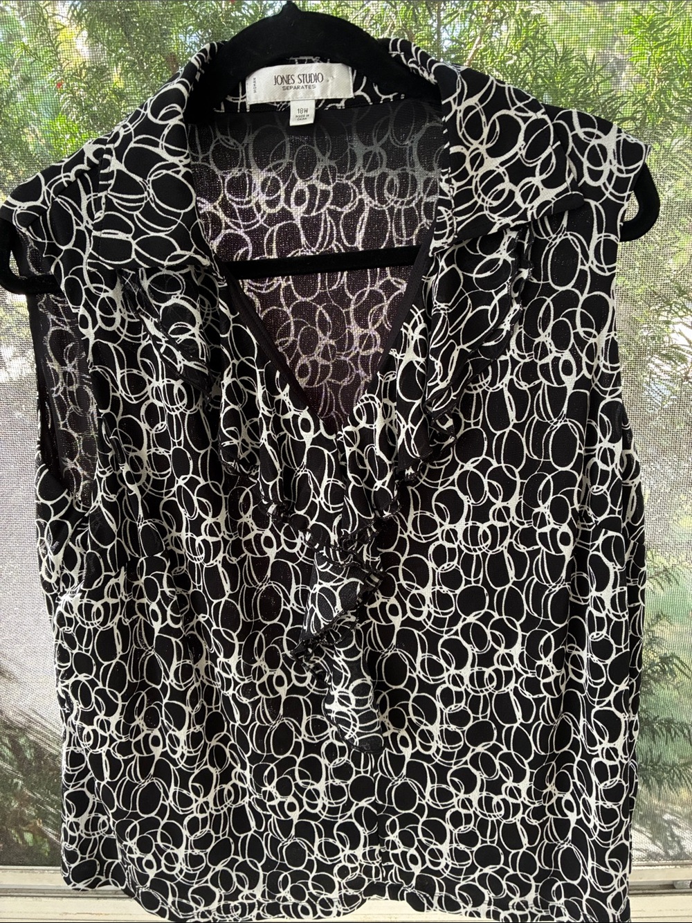 Jones Studio Black & White Ruffle V-Neck Sleeveless Top